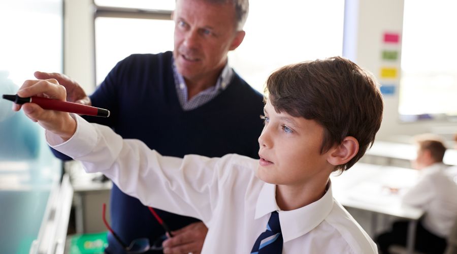 Переезд в Англию и поступление в британские школы